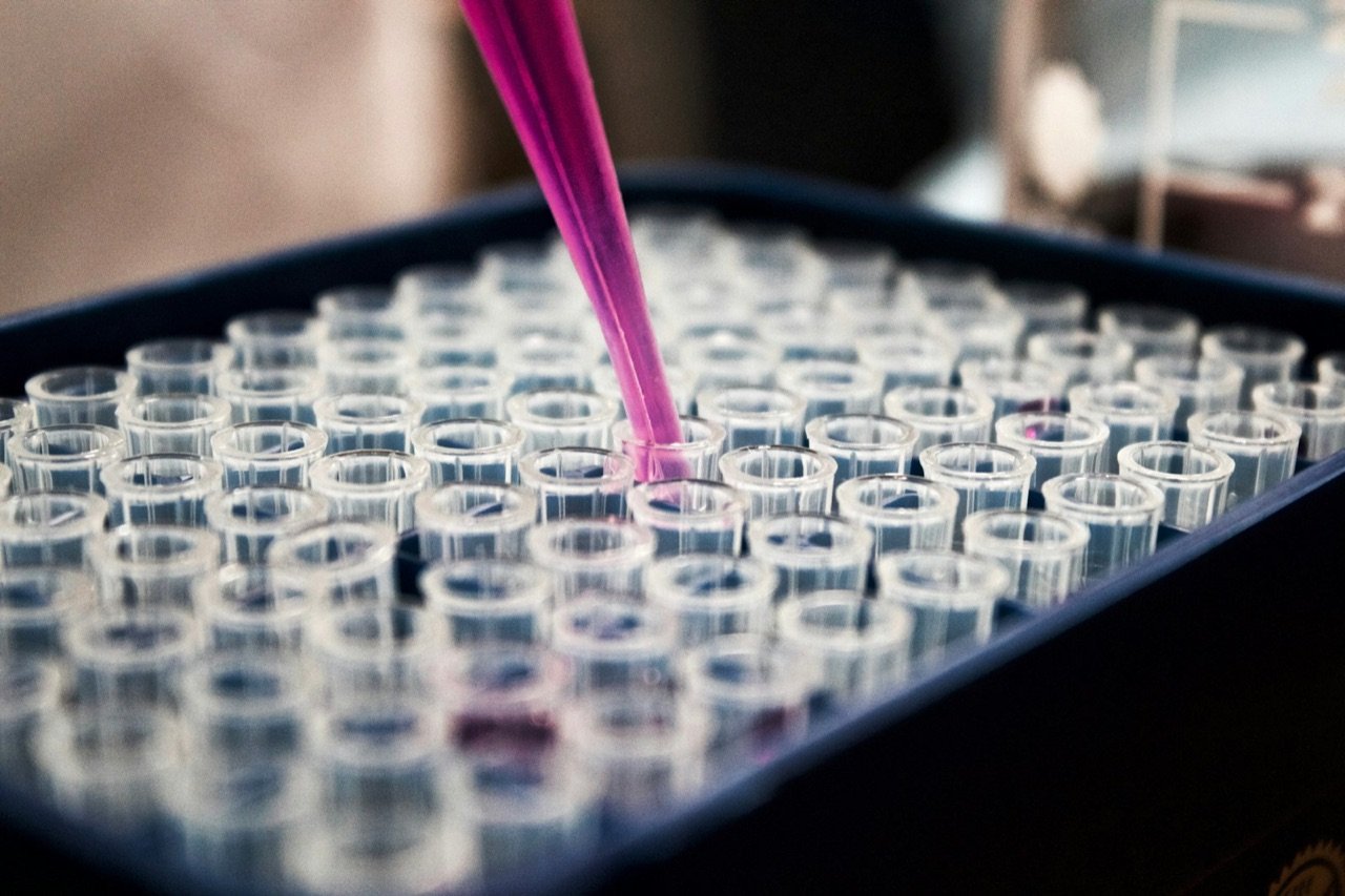 Representação molecular tridimensional de proteínas modeladas pela IA AlphaFold 3