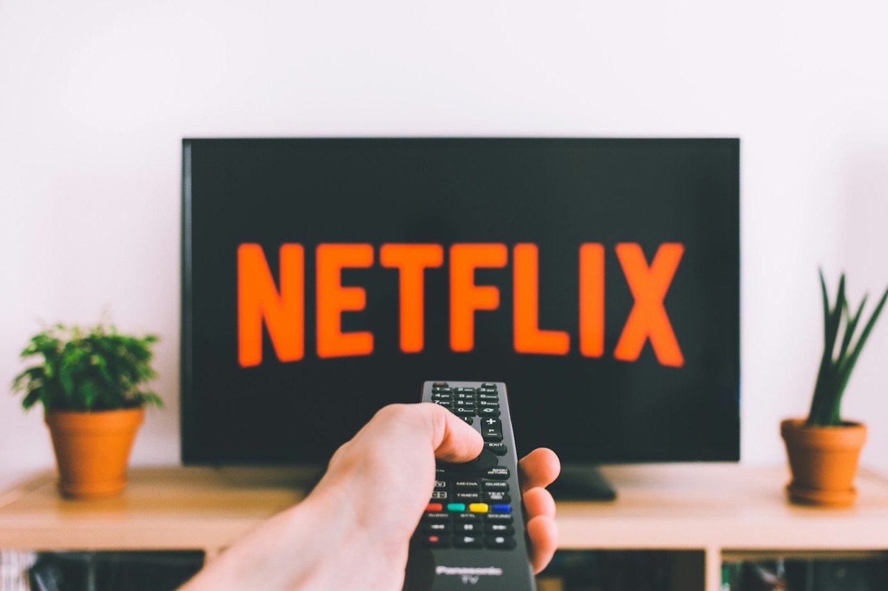 Catálogo de plataformas de streaming unificadas em tela de Smart TV moderna