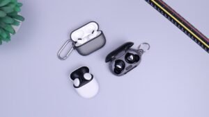 Guia Definitivo de Fones TWS em 2026: Cancelamento ativo de ruído (ANC), codecs Hi-Res e baterias de longa duração