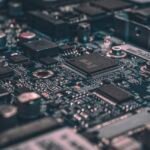 Guia de Placas-Mãe em 2026: Chipsets AMD B850/X870 vs Intel Z890 — o que realmente importa em VRM, PCIe 5.0 e Wi-Fi 7
