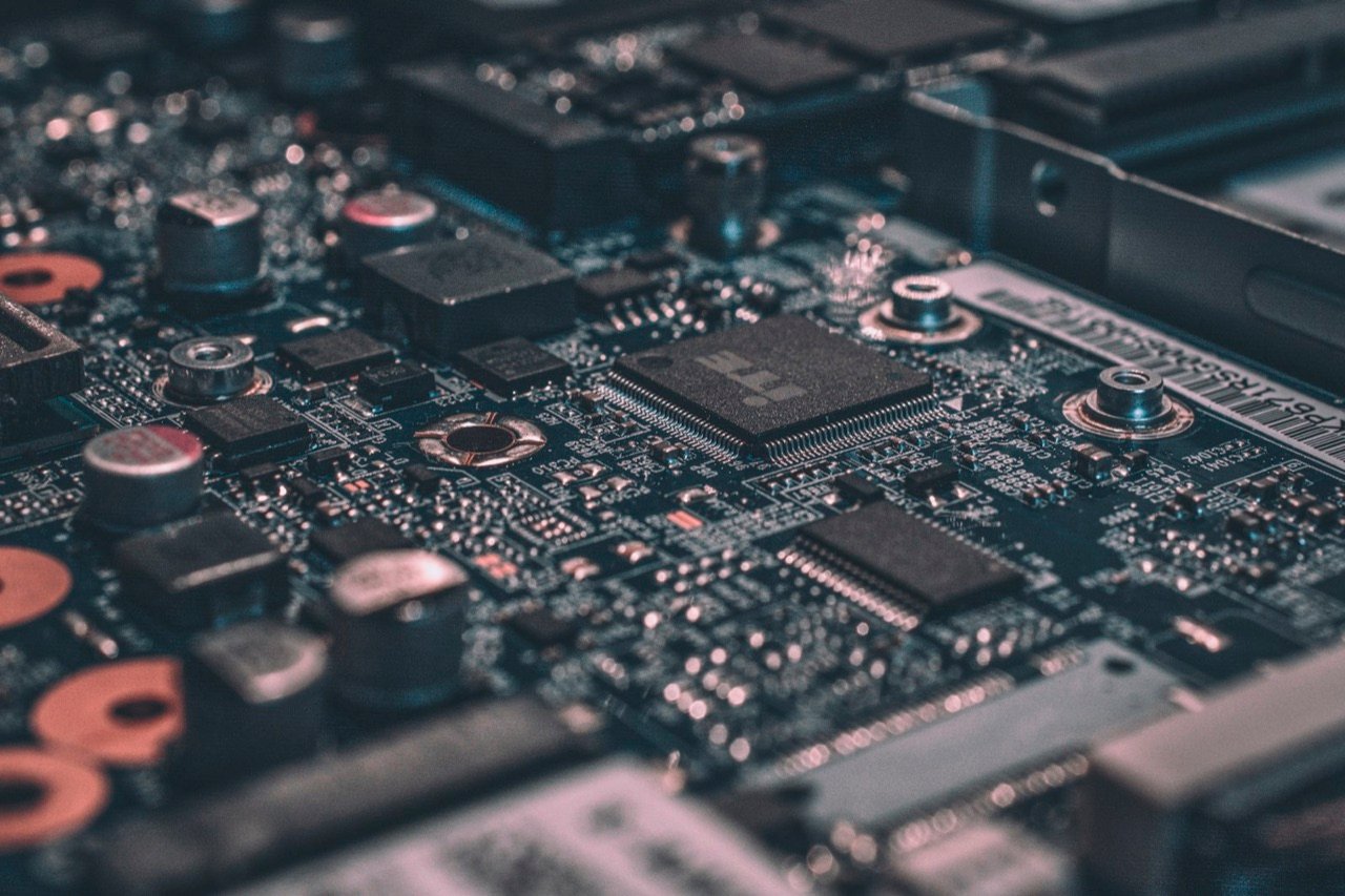 Placa-mãe gamer topo de linha exibindo VRM robusto, PCIe 5.0 e chipsets modernos