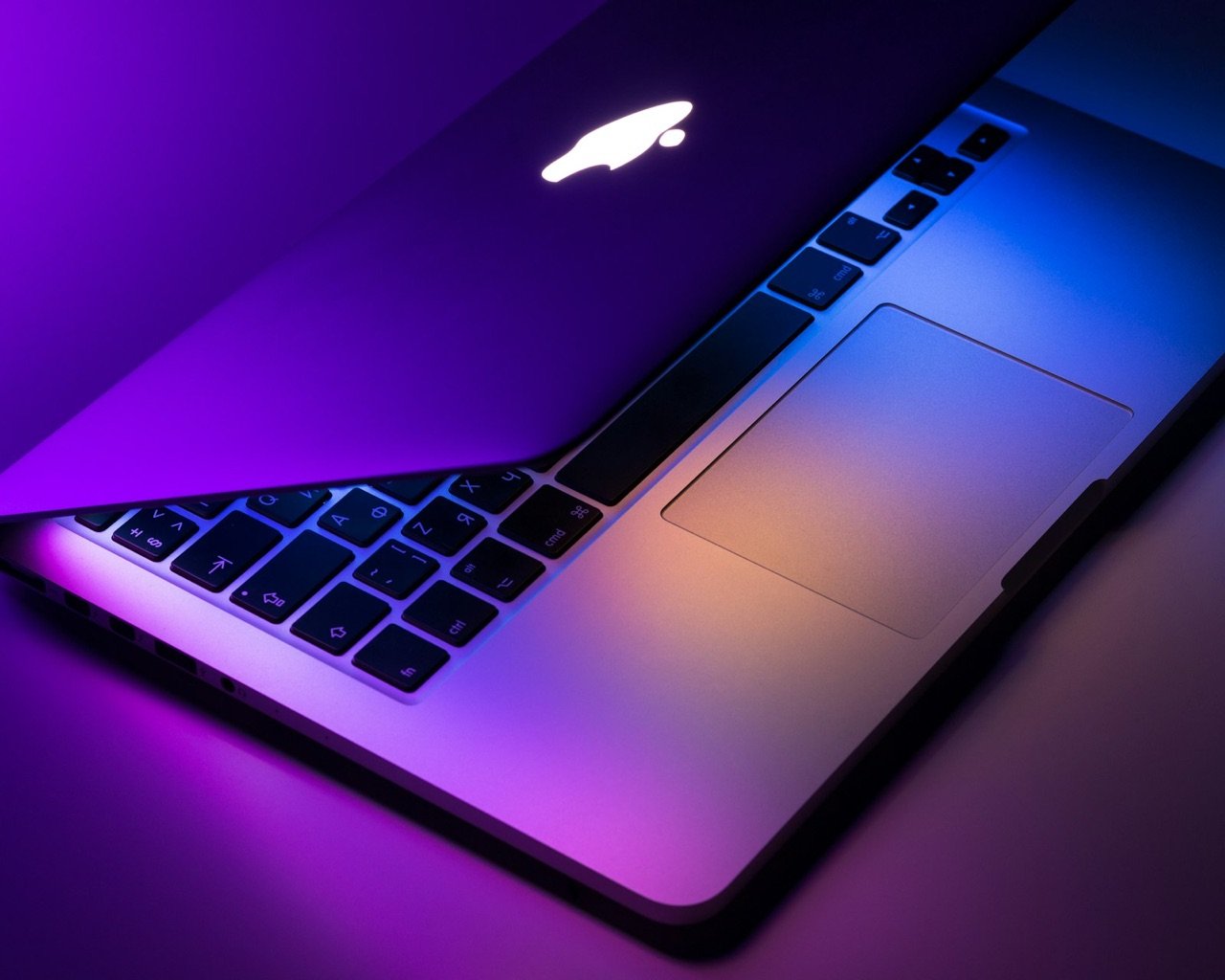 Painel de configurações e otimização de sistema no Windows 11 e macOS